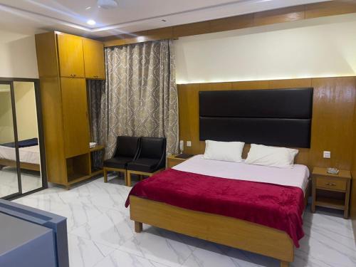 Postel nebo postele na pokoji v ubytování Mughal E Azam Hotel