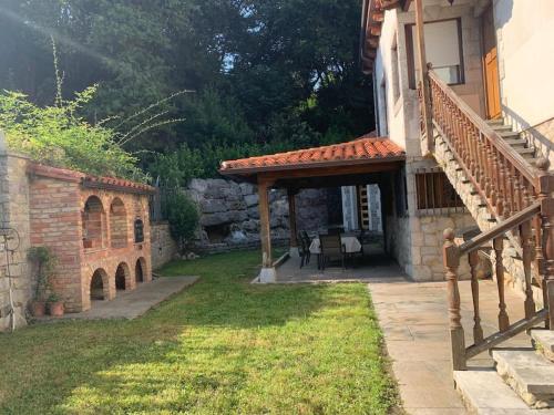 Κήπος έξω από το Casa con amplio jardín en Pechón