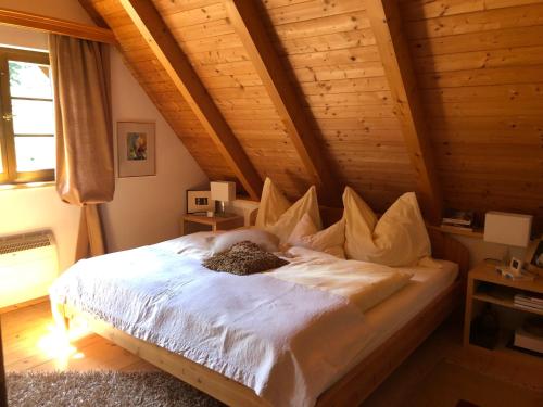 Ένα ή περισσότερα κρεβάτια σε δωμάτιο στο Charmantes Bauernhaus in erhöhter Aussichtslage