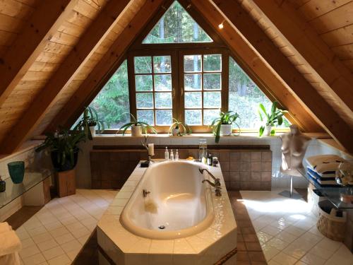 A bathroom at Charmantes Bauernhaus in erhöhter Aussichtslage