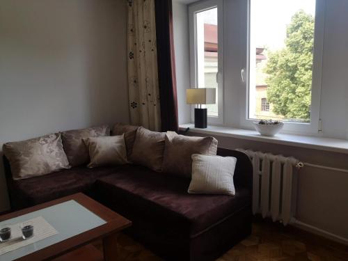 ein Wohnzimmer mit einem Sofa und einem Fenster in der Unterkunft Legata in Ostróda