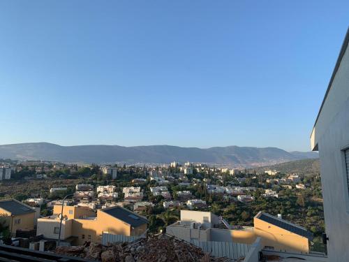 Vista general de una montaña o vista desde la casa de huéspedes