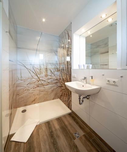 a bathroom with a sink and a mirror at Boardinghouse Kastanienring in Reichertshausen