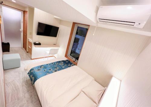 a small room with a bed and a tv at HOTEL MOND Omiya - Vacation STAY 85327v in Saitama