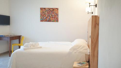 a bedroom with a bed and a picture on the wall at Anima Franca Bed and breakfast in Greve in Chianti