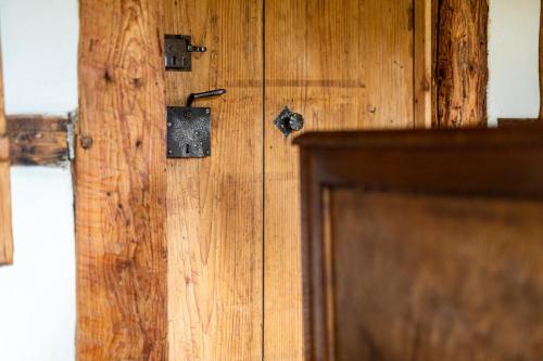 a wooden door with two metal knobs on it at Dom pod Mandragorą in Świeradów-Zdrój