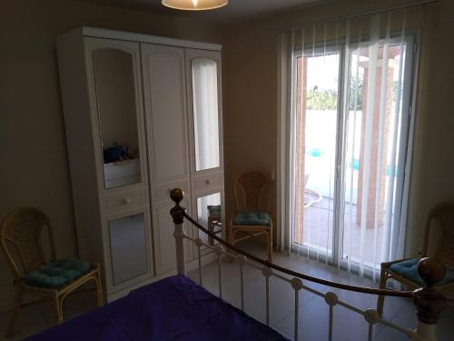 a bedroom with a bed and a large window at Poppey in Péret