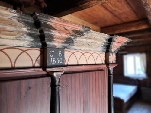 a wooden wall with a clock on top of it at Dom pod Mandragorą in Świeradów-Zdrój