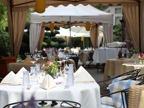 a table set up for a wedding with white tables at Villa Hammerschmiede in Söllingen