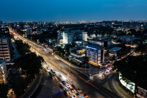 eine Stadt in der Nacht mit Verkehr auf einer Autobahn in der Unterkunft Airport View Hotel in Accra