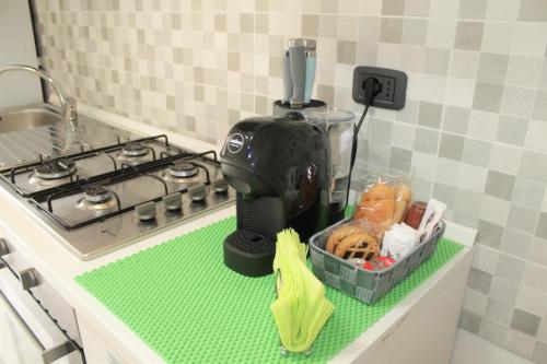 a kitchen counter with a blender and a basket of food at [Matteottinove] in Pescara