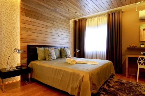 Postel nebo postele na pokoji v ubytování Boracay Suites