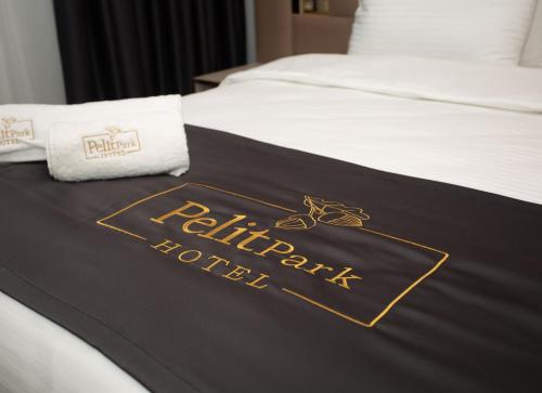 Ένα ή περισσότερα κρεβάτια σε δωμάτιο στο Pelit Park Hotel