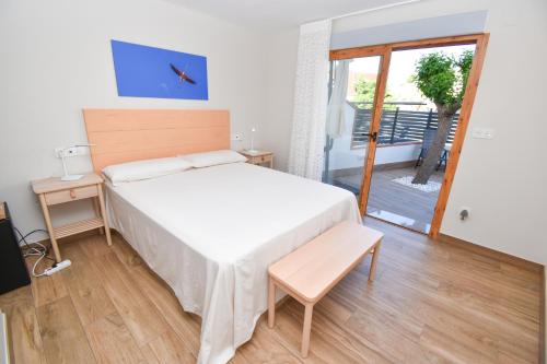 a bedroom with a large bed and a sliding glass door at Vicino al mare in Santa Pola