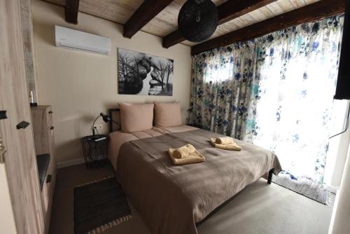 sypialnia z łóżkiem z dwoma ręcznikami w obiekcie Diedushka Noclegi w Białowieży