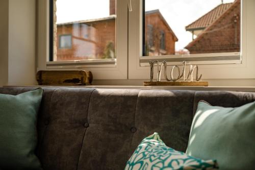 a couch sitting in a room with a window at Moin Ahoi Reethaus in Fehmarn