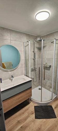 une salle de bain avec une baignoire, un lavabo et une douche dans l'établissement La Balagne ça nous gagne, à Algajola