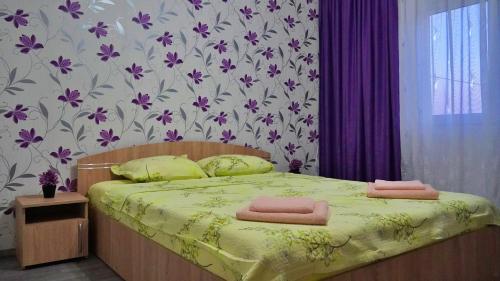 a bedroom with a bed with two towels on it at Apartament Deny in Sulina