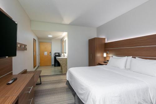 Holiday Inn Express Hotel & Suites Woodbridge, an IHG Hotel Image