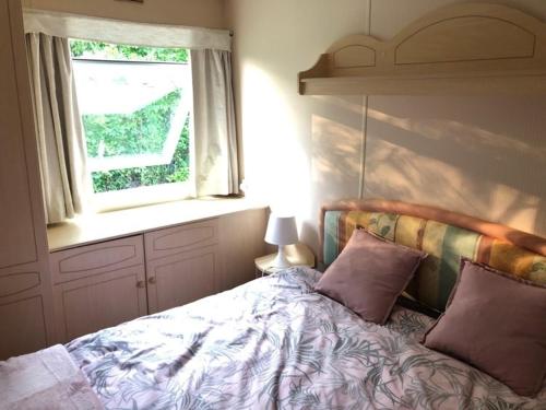 a bedroom with a bed with a window and a window at Siódme Niebo na Cuplu in Serock