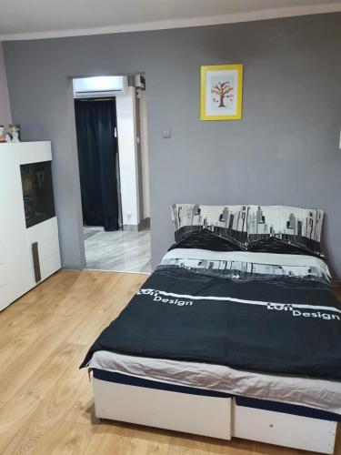 1 dormitorio con 1 cama grande en una habitación en Apartament Mario, en Kolno