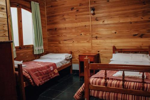 Giường trong phòng chung tại Cabañas y Hostal Las Marias