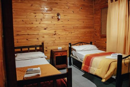 Ліжко або ліжка в номері Cabañas y Hostal Las Marias