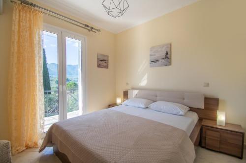 Un pat sau paturi într-o cameră la Dimitrios Apartment
