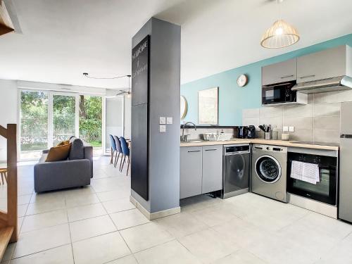 une cuisine avec lave-linge et un salon dans l'établissement Villa Poète avec jardin 3 Chambres Parking gratuit, à Tournefeuille