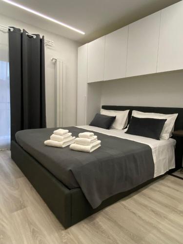 una camera da letto con un grande letto con asciugamani di Bnb apartment Ferrara a Udine