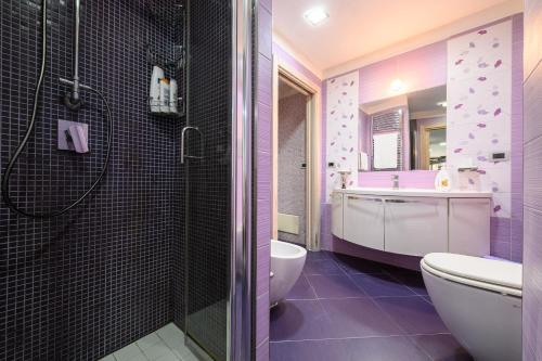 a bathroom with a shower and a toilet and a sink at Fox Holiday Home In The Port in Naples