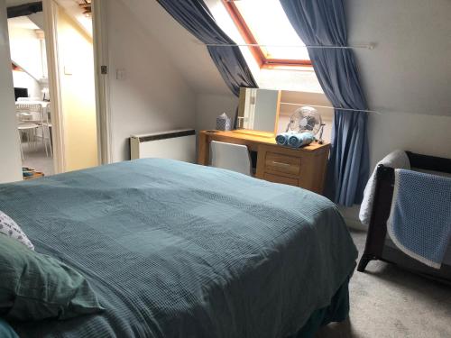 Ένα ή περισσότερα κρεβάτια σε δωμάτιο στο Quirky Loft Apartment in Paignton with sea views