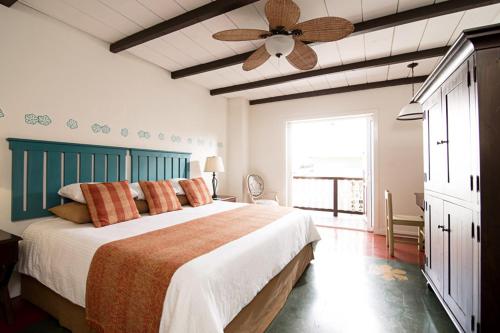 Een bed of bedden in een kamer bij Hotel Isla de Flores