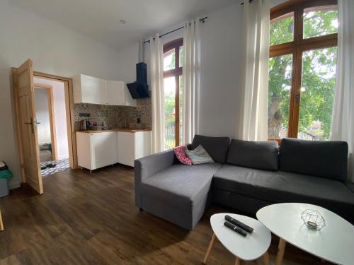 uma sala de estar com um sofá e uma mesa em Apartamenty Żeromskiego 8 em Ustka