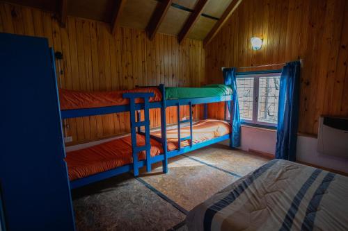 Двухъярусная кровать или двухъярусные кровати в номере Alhue Patagonia Hostel