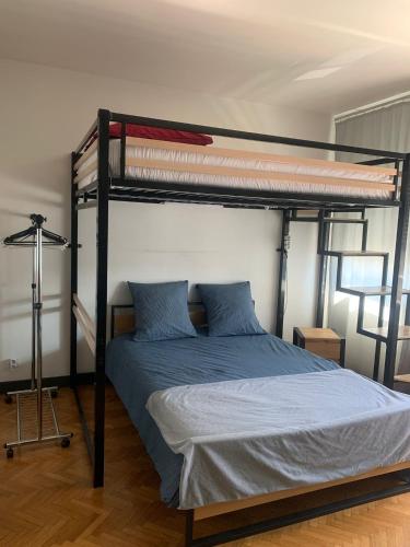 - une chambre avec des lits superposés et des draps bleus dans l'établissement Appartement Lumineux de 90 m2 situé en centre ville, à Annecy