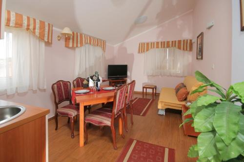 TV a/nebo společenská místnost v ubytování Hotel Trogir