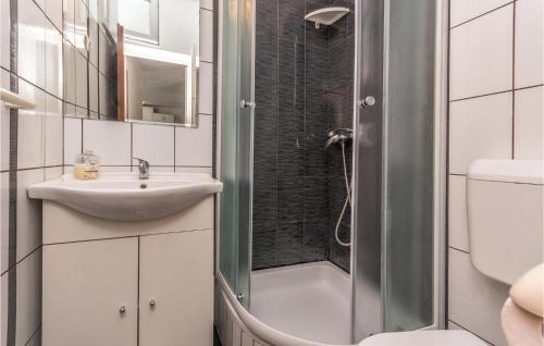 A bathroom at Stunning Apartment In Nevidane With Wifi