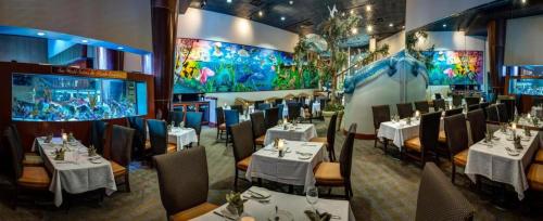 a restaurant with tables and chairs in a room at Rosen Centre Hotel Orlando Convention Center in Orlando