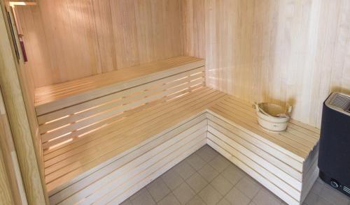 a small sauna with a bucket in the corner at Best Western Hotell Ljungby in Ljungby
