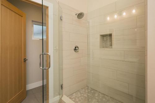 baño con ducha y puerta de cristal en 7043 County Road 203, en Hermosa