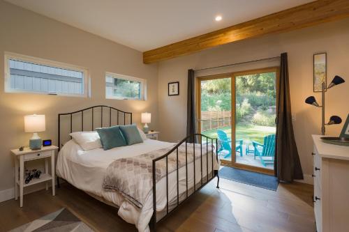 Un pat sau paturi într-o cameră la 7043 County Road 203