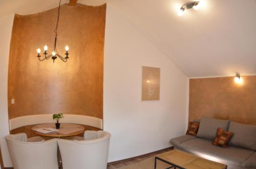Posezení v ubytování Ferienwohnung Wildgatter