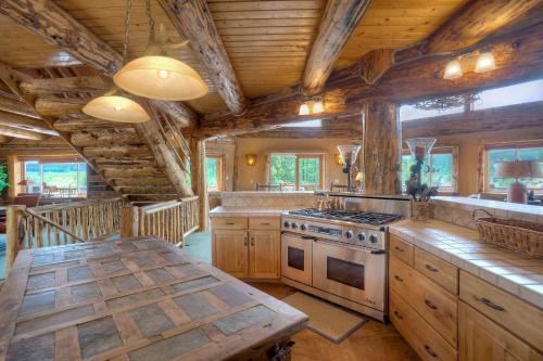 Virtuvė arba virtuvėlė apgyvendinimo įstaigoje Elk Mountain Retreat