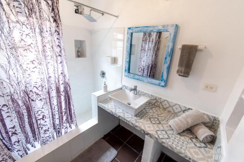 y baño con lavabo y espejo. en Casa Mediterránea Villa de Leyva en Villa de Leyva