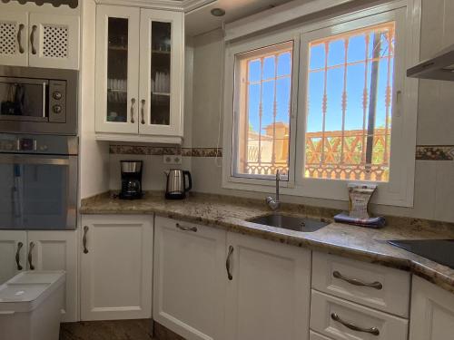 Kuchyň nebo kuchyňský kout v ubytování Villa Madrid Private Pool Casasol