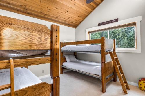 Ένα ή περισσότερα κρεβάτια σε δωμάτιο στο Sunriver Red Fir Retreat