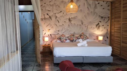 une chambre avec un lit sur lequel se trouve un ours en peluche dans l'établissement Space One, à Manuel Antonio