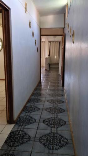 un couloir avec un sol carrelé et un couloir avec une table dans l'établissement Space One, à Manuel Antonio