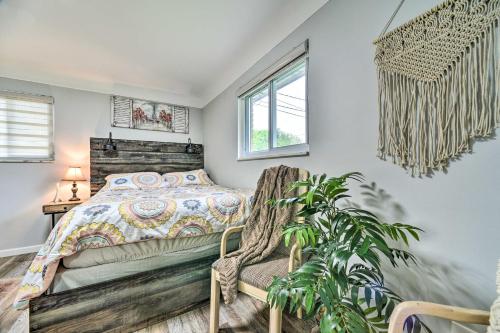 Ένα ή περισσότερα κρεβάτια σε δωμάτιο στο Dearborn Heights Home about 16 Mi to Downtown Detroit!